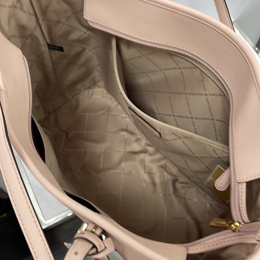 MICHAEL KORS
Jet Set Travel Lg Top Zip Shoulder Tote Saffiano Lthr
Powder Blush - Picture 11 of 16